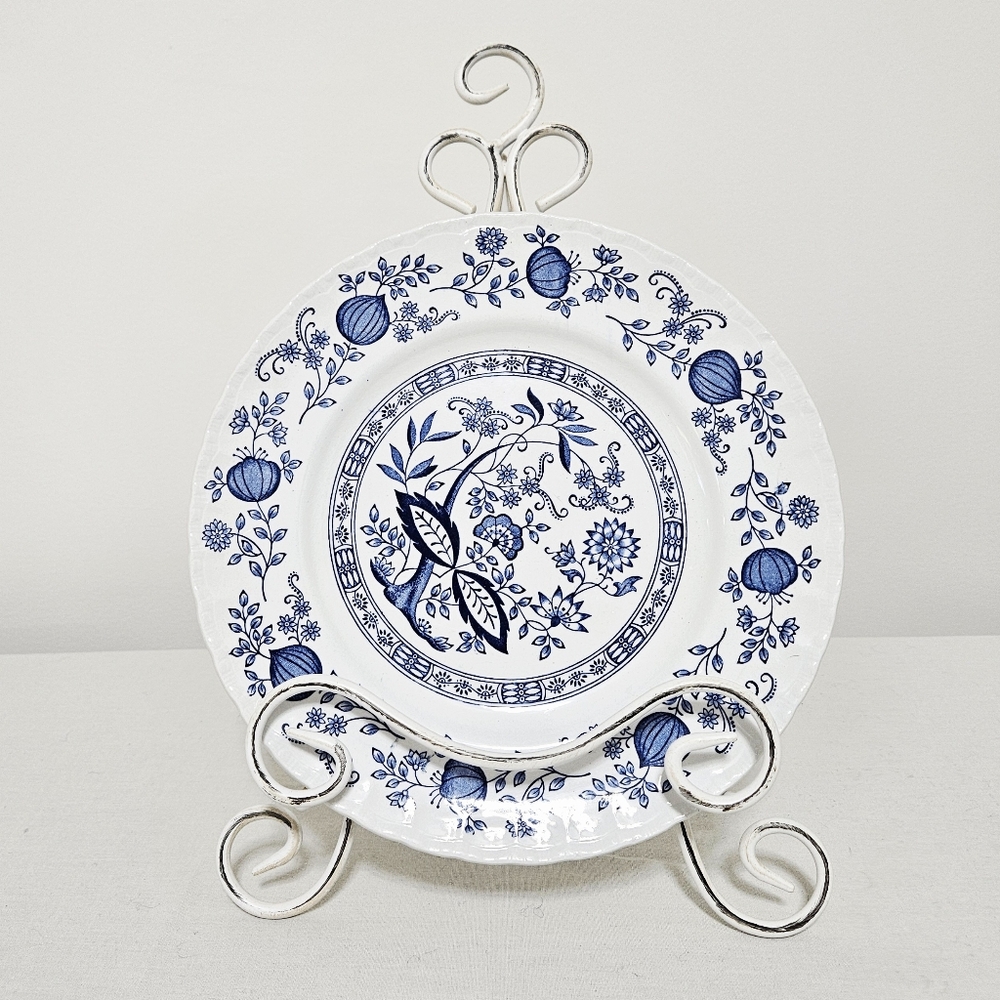 Vtg. Wedgewood Blue Heritage Dinner Plate England Hand Engraving EUC White 10"